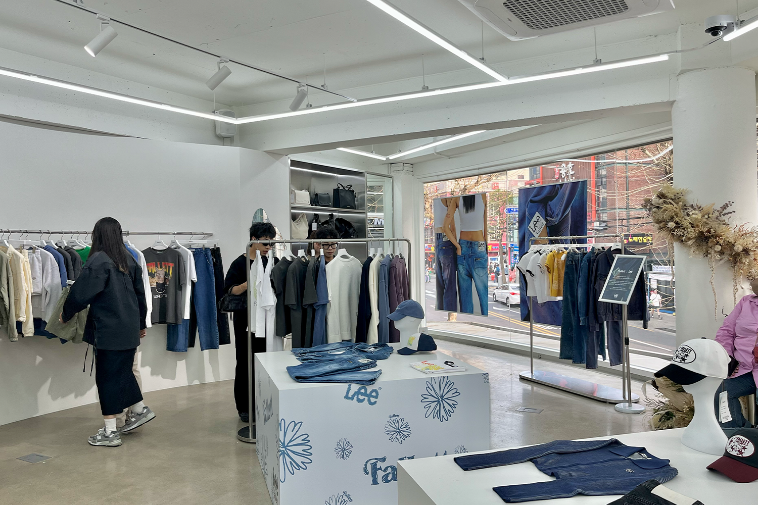 Fallett獨特的時尚和城市風格陳列，展示了最新設計的服飾和帽子。