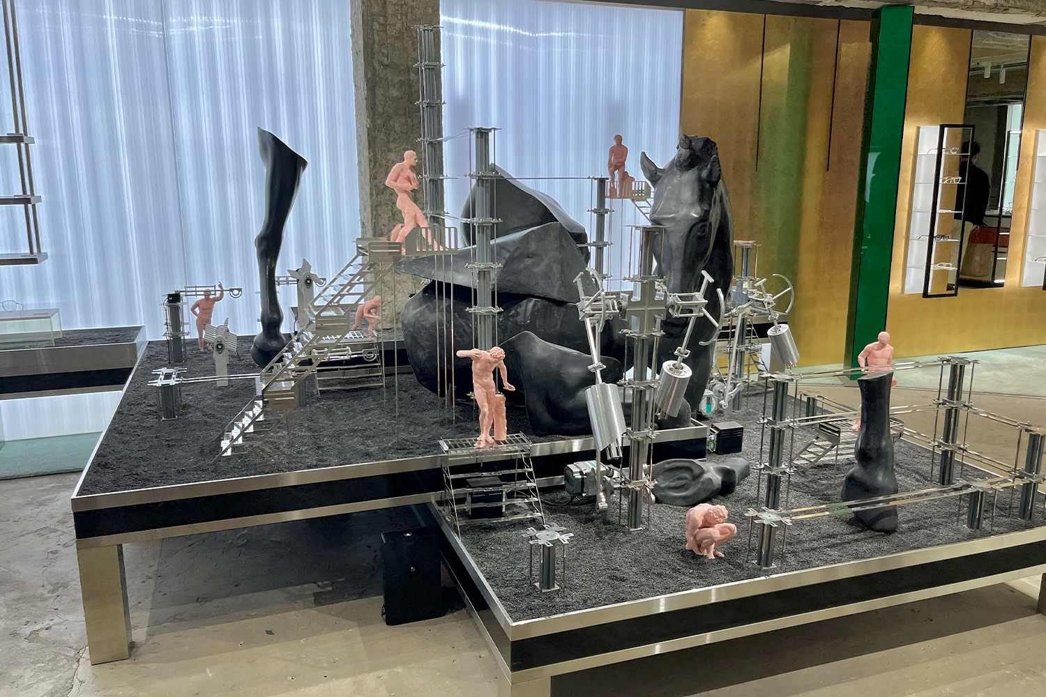 店內隆重且精緻的雕塑品，增添Gentle Monster店內的獨特氛圍。