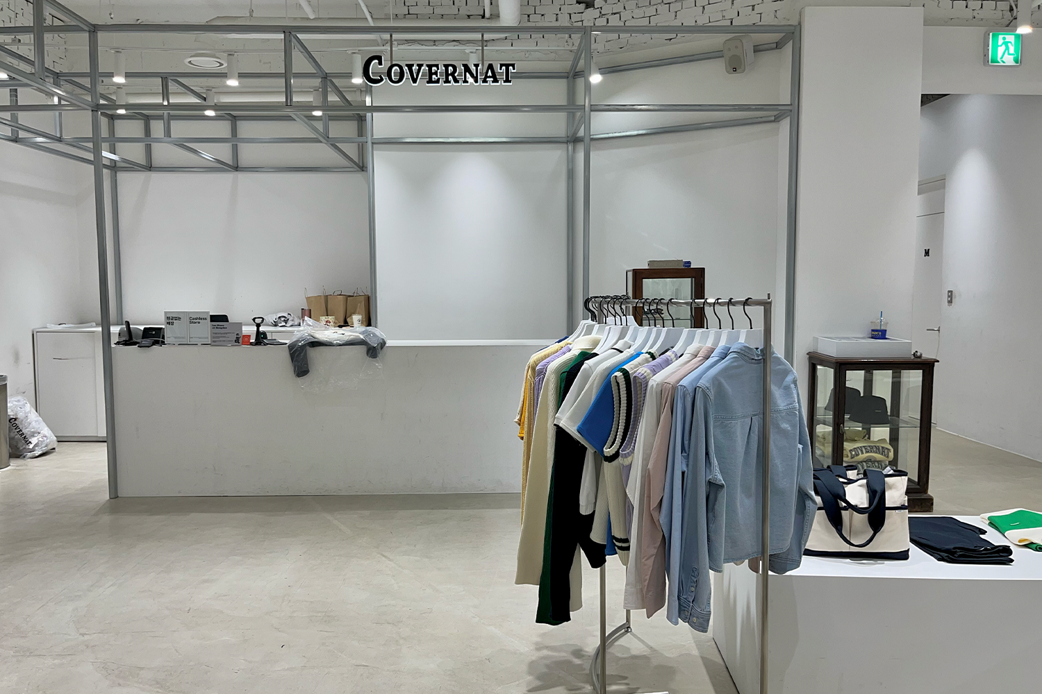 Fallett店舖內部，商品陳列整齊且富有都市時尚氣息。