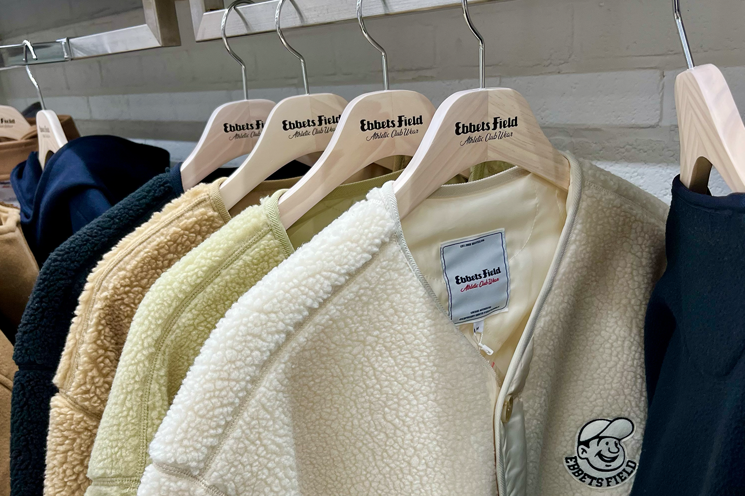 陳列於EBBETS FIELD店內的帽子和大學T，展示品牌多樣的風格選擇。