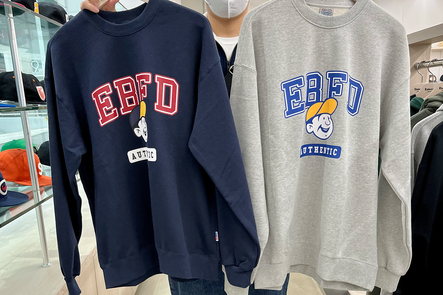 EBBETS FIELD店內商品陳列，包括不同款式和顏色的棒球風外套。
