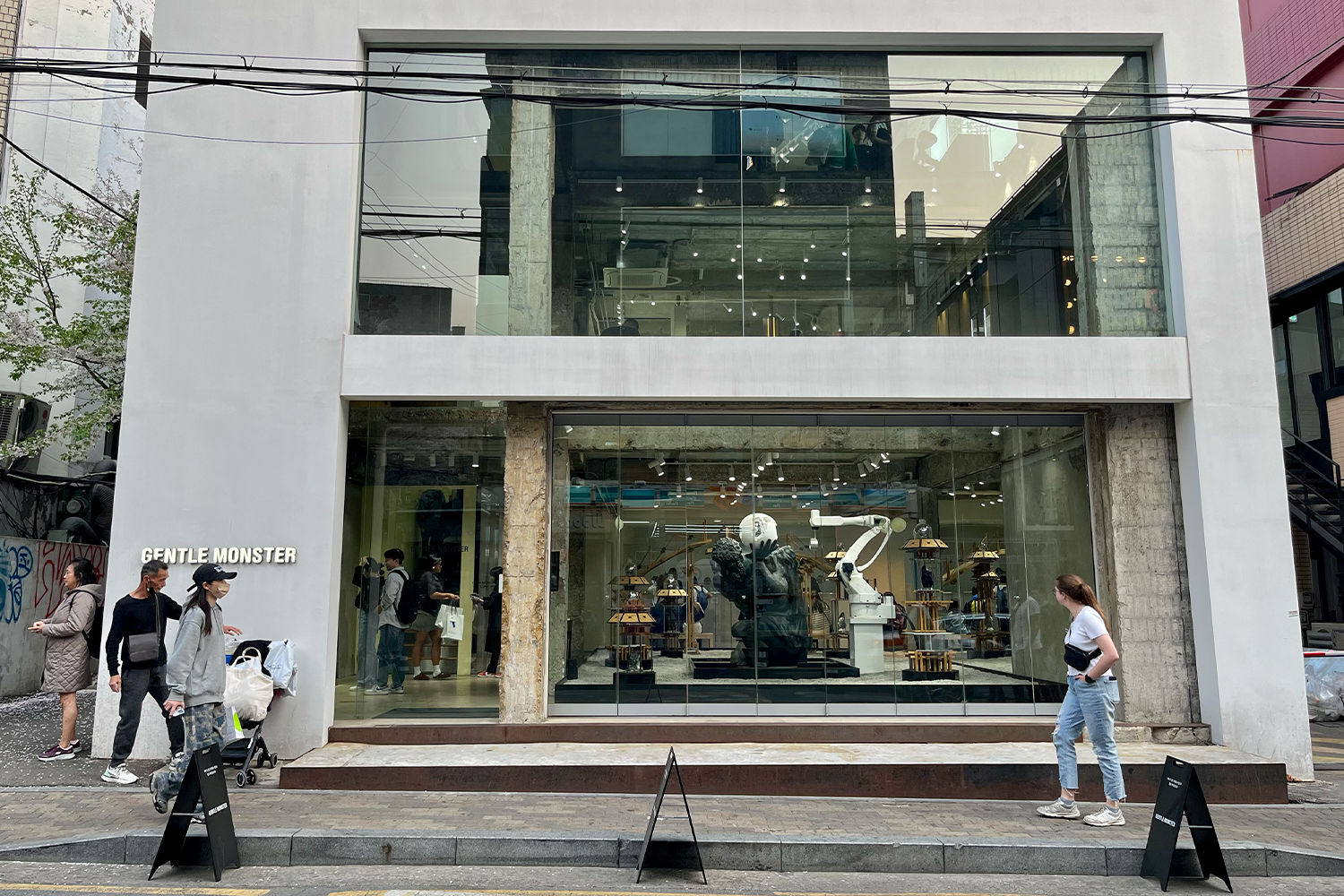 Gentle Monster門店外觀，位於弘大街道，精緻摩登的店面設計吸引眼球。