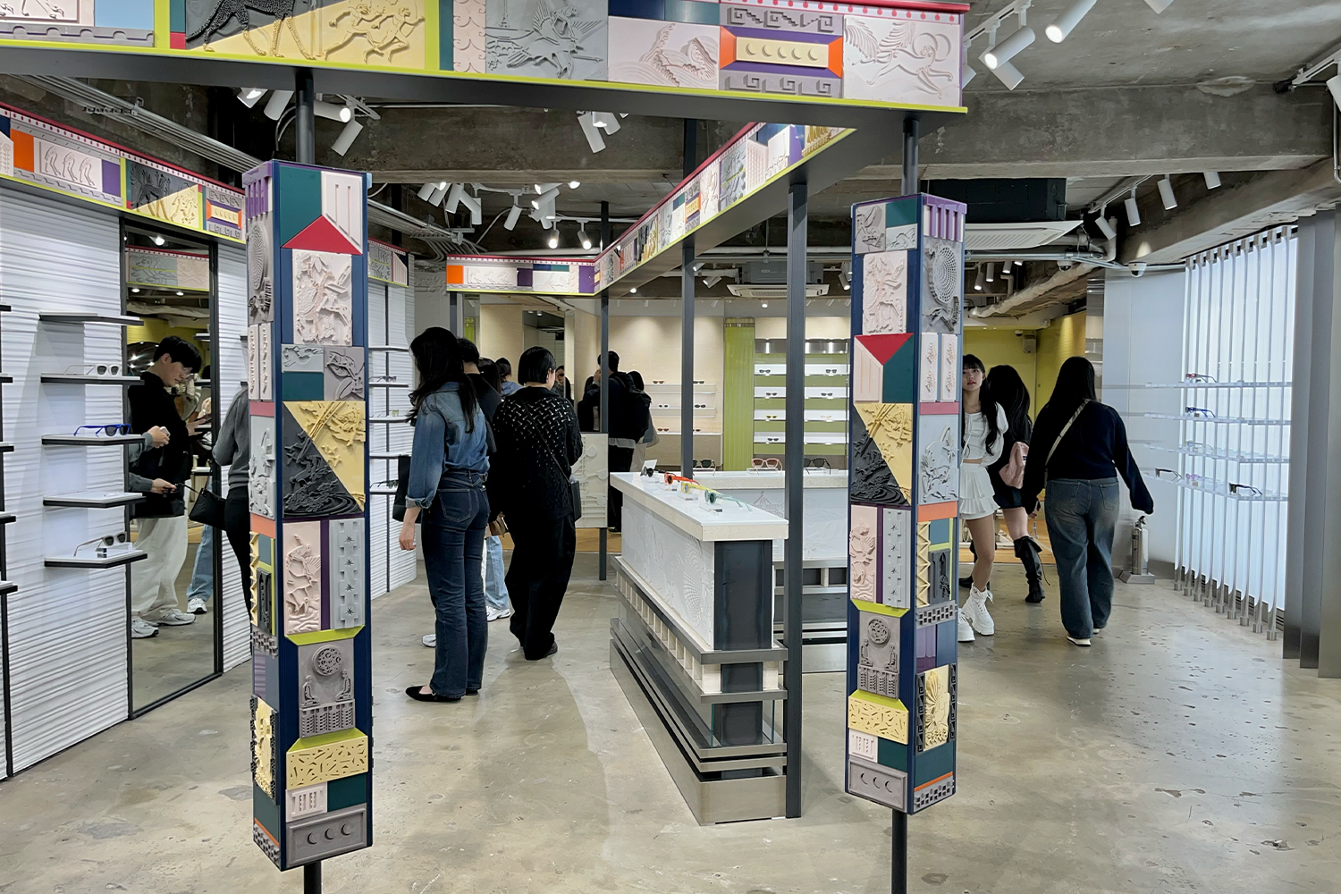 Gentle Monster眼鏡區域裝飾設計，增添店內的藝術氣息和奢華感。