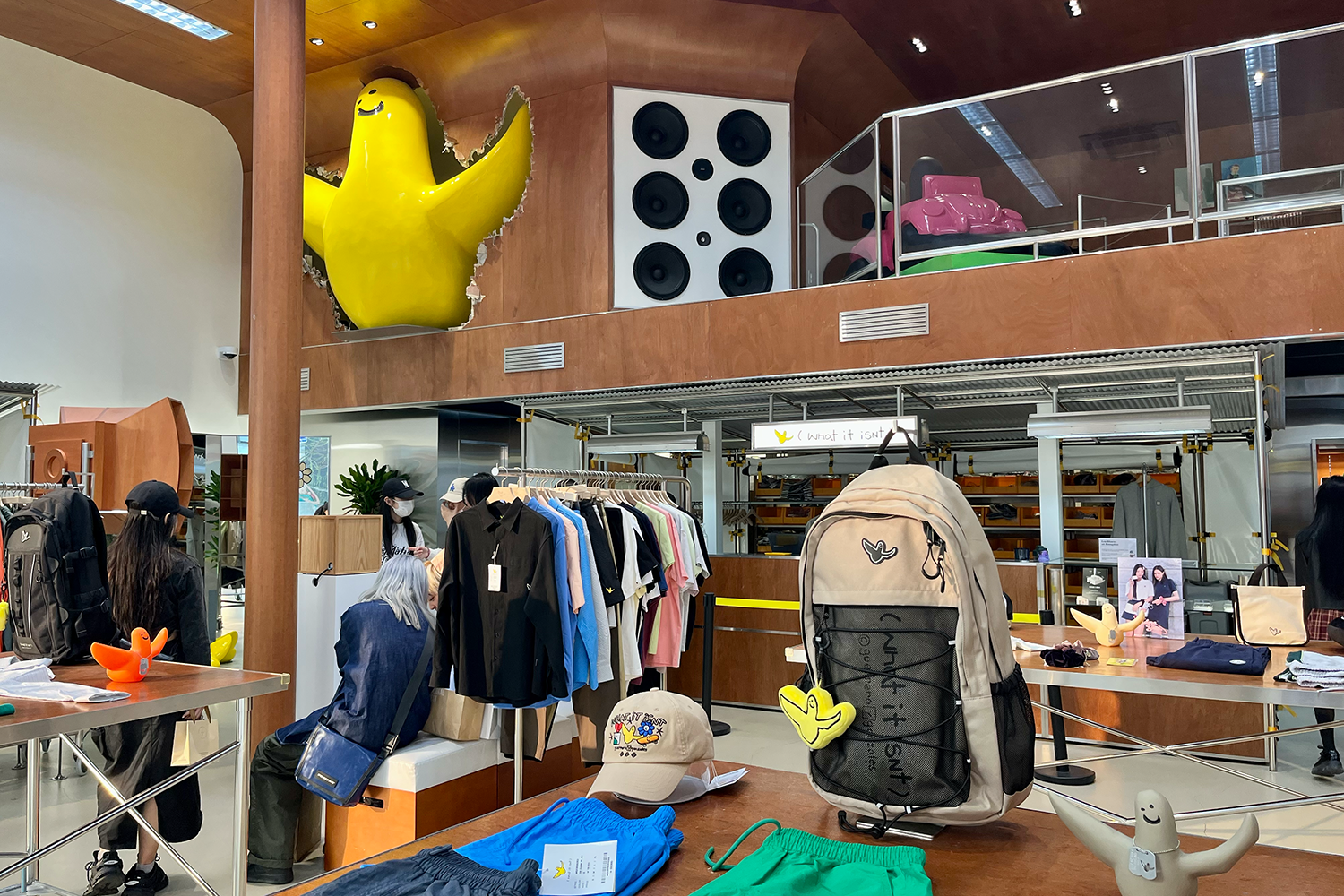 What it isNt店內，著名滑板運動員Mark Gonzales的作品展示，展現品牌的街頭感。