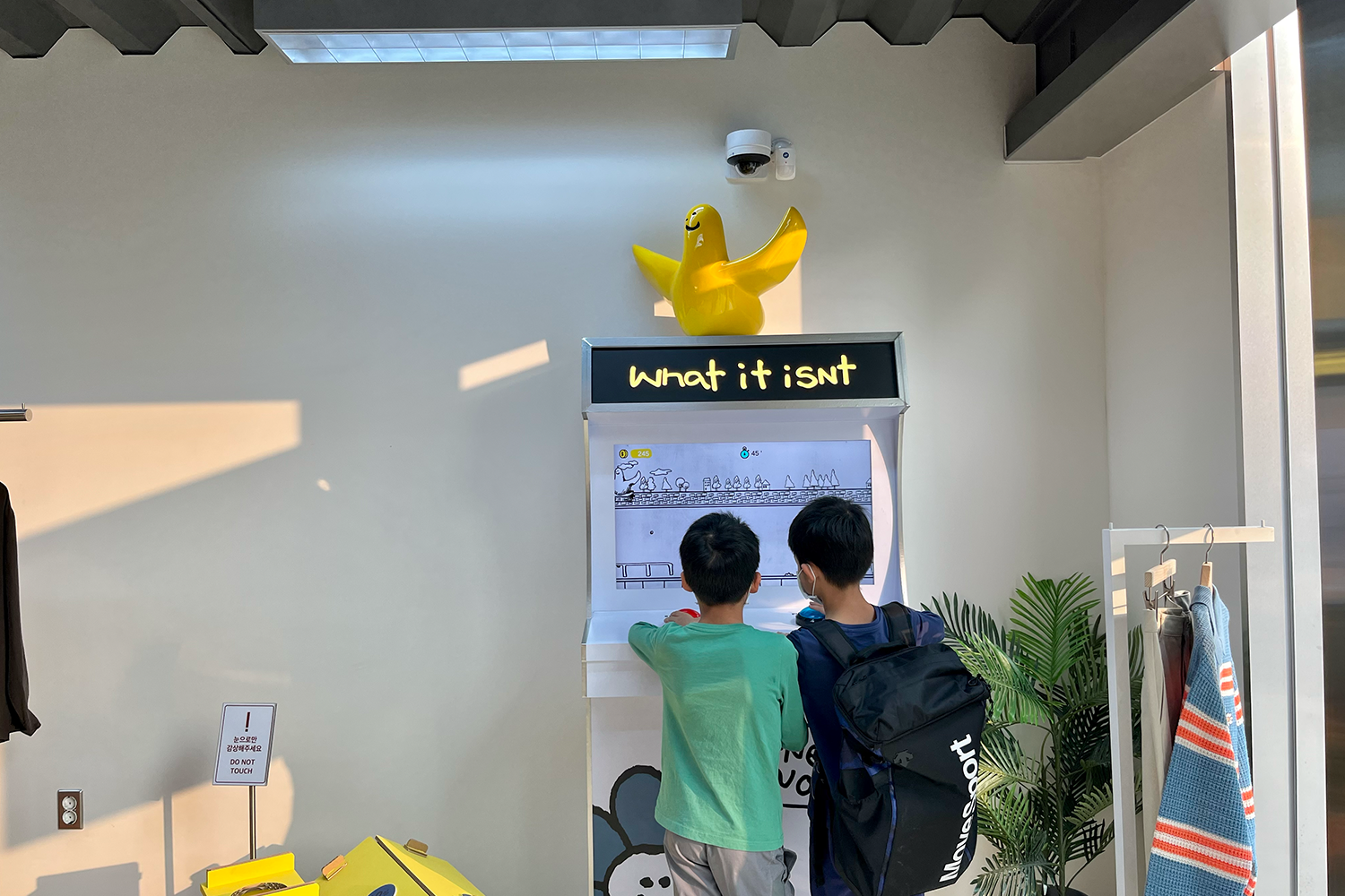 What it isNt內的遊戲機，增添了店內有趣的氛圍，吸引顧客駐足。