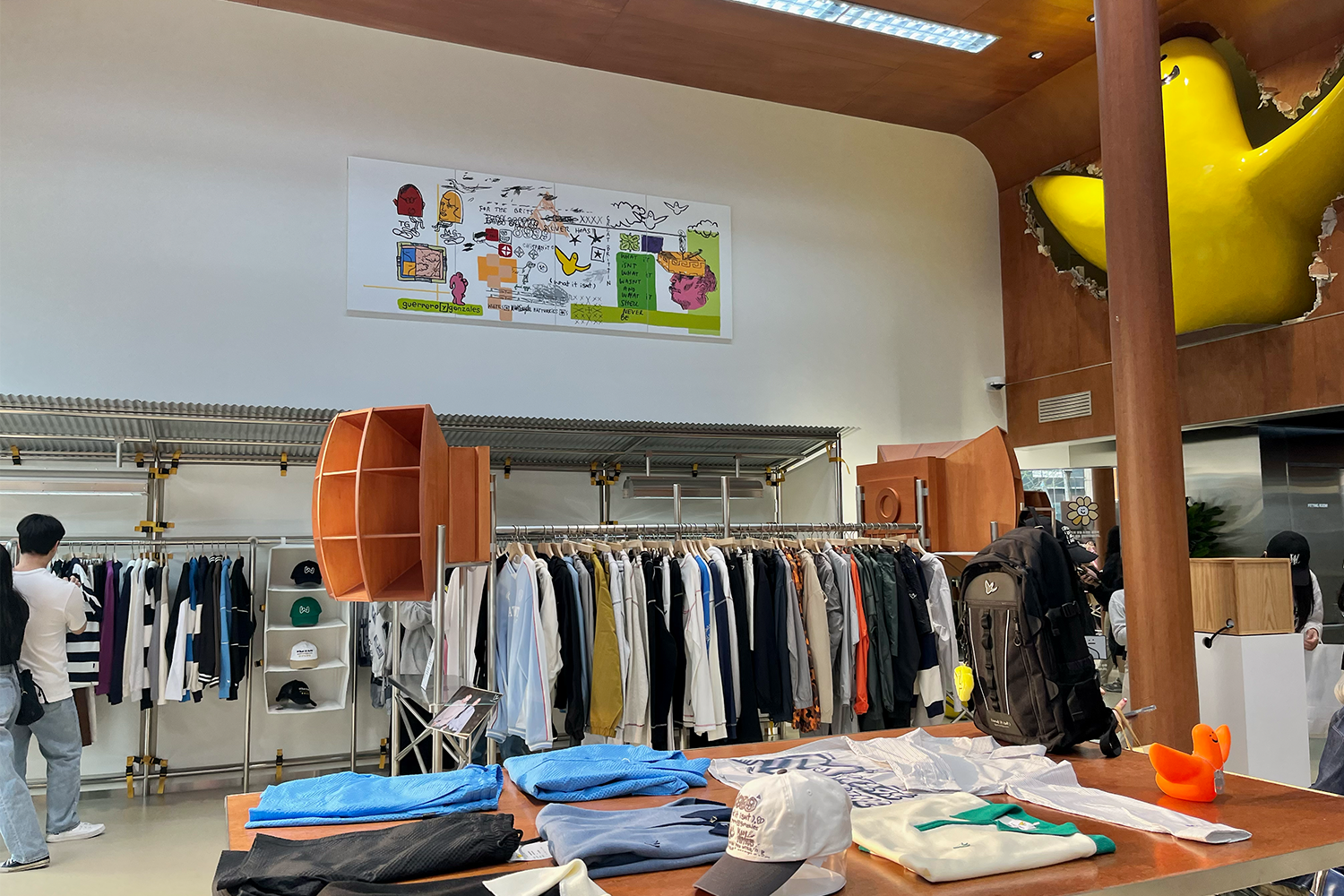 What it isNt店內展示的舒適時尚服飾和產品，散發出愉快的品牌形象。