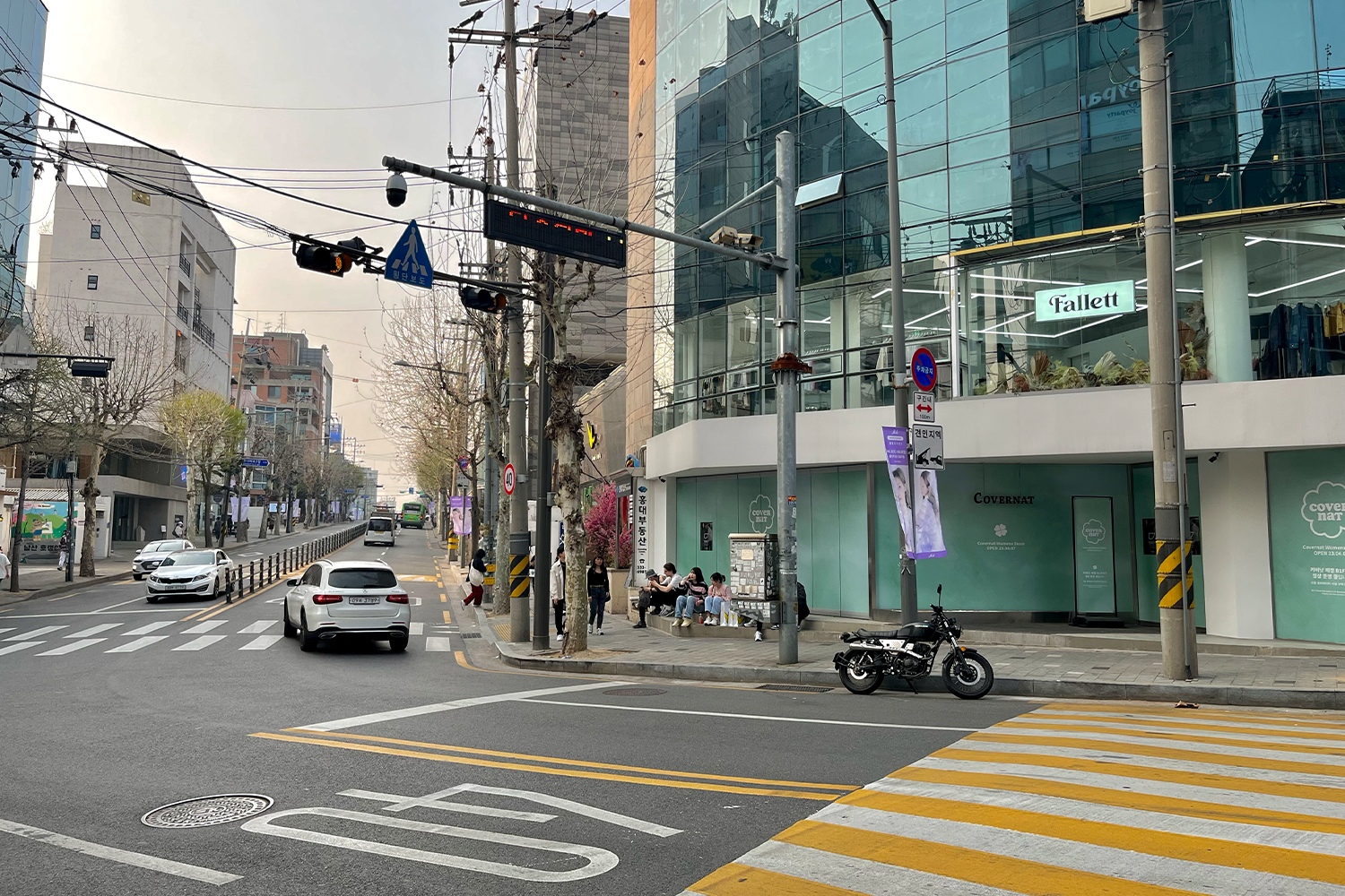 Covernat旗艦店外觀，座落於弘大街道的拐角處，展示了品牌的標誌和特色。