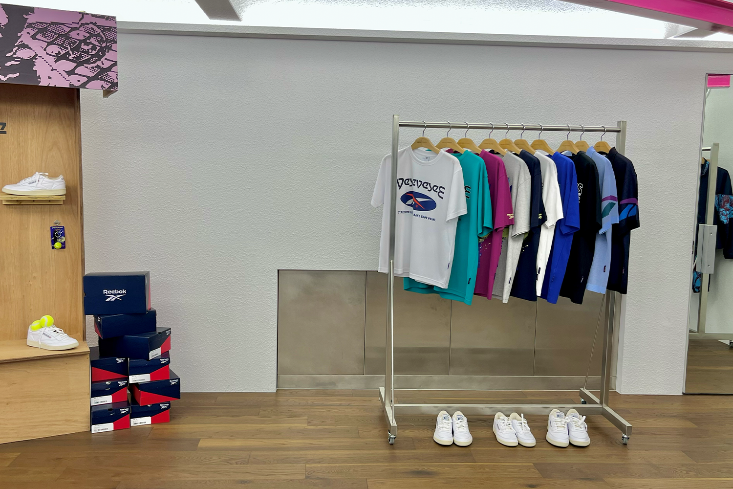 yeseyesee整潔美觀的展示區，掛著各式印花T恤及時尚外套。