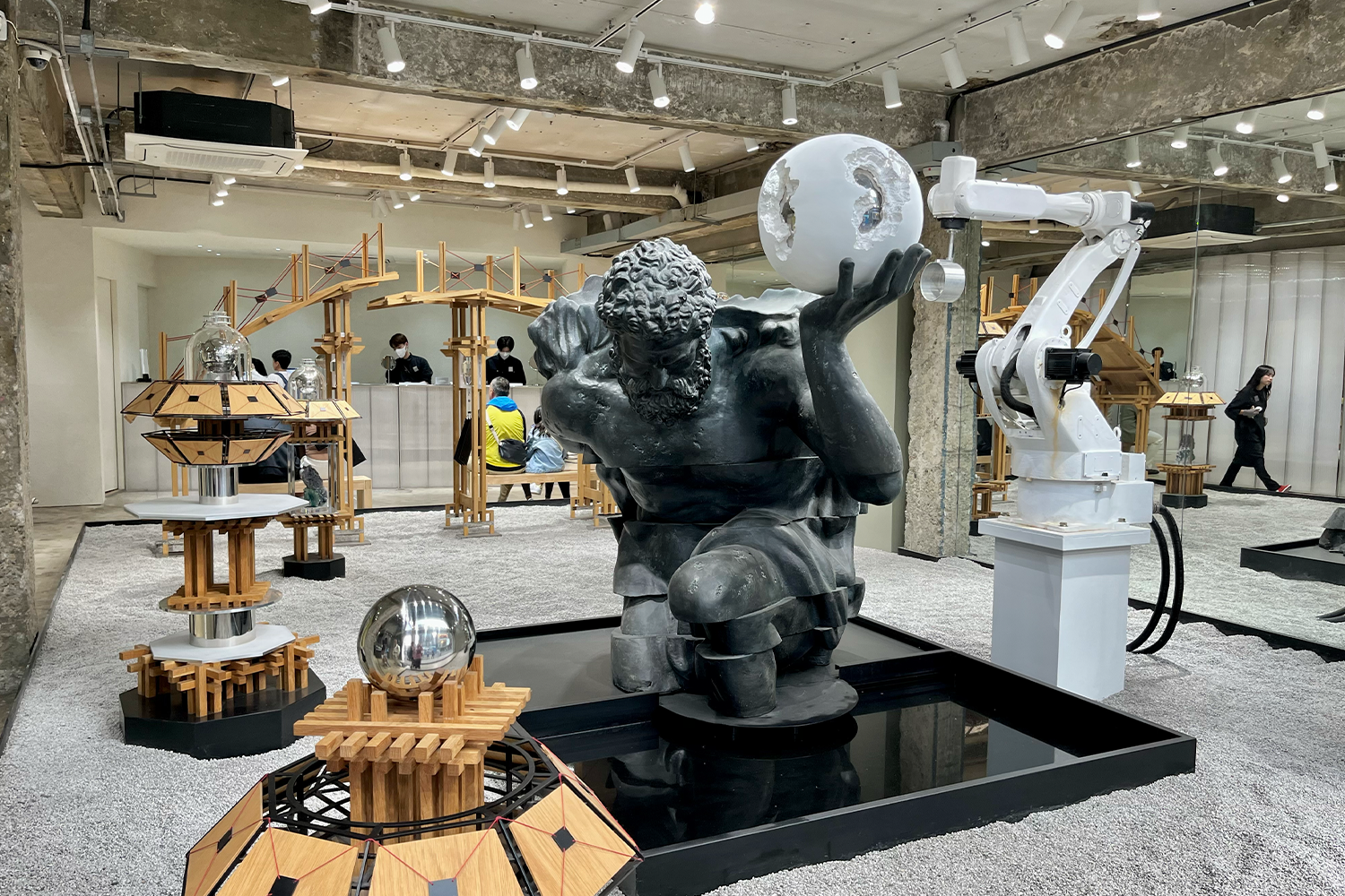 Gentle Monster店內多層展示架，琳琅滿目的眼鏡和墨鏡任您挑選。