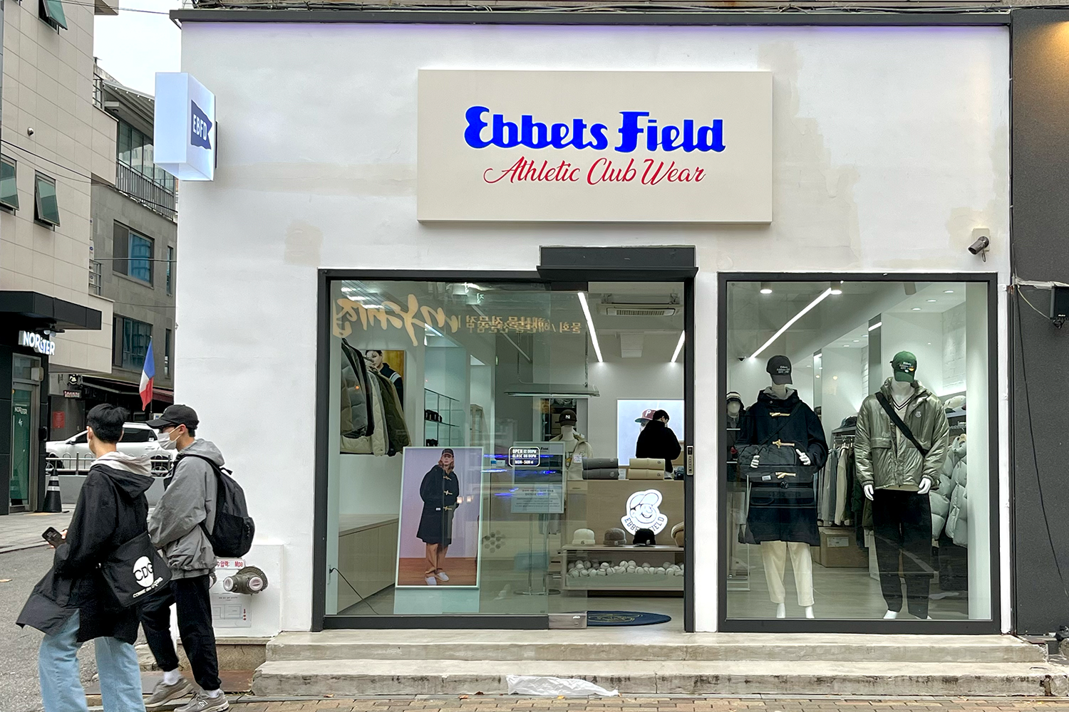 EBBETS FIELD店外觀，展示了簡潔的品牌店面設計和招牌。