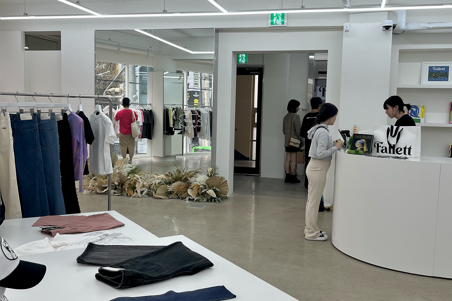 Fallett店內展示著高質量的時尚單品，如T恤、大學T等各式服飾。