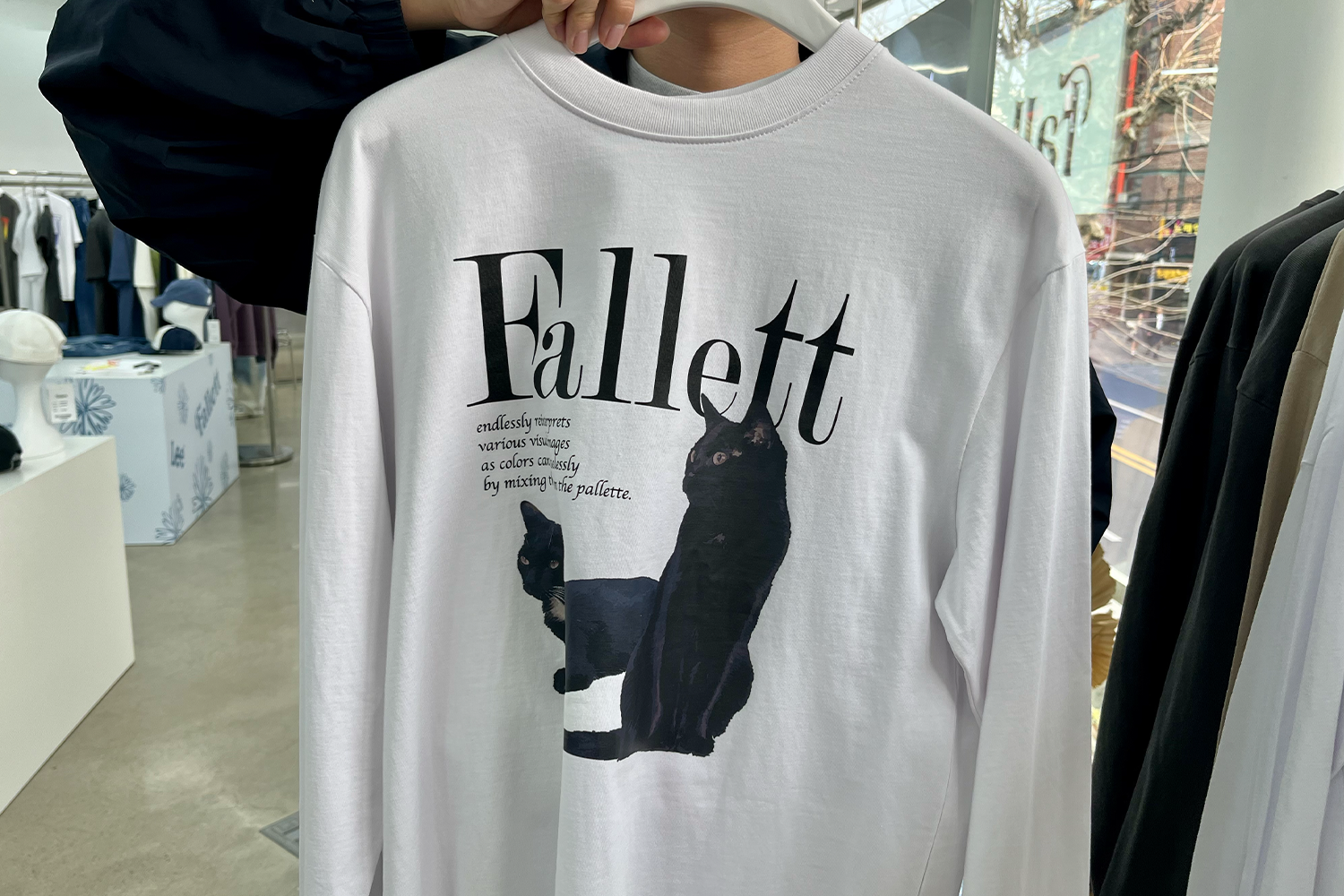 可愛的貓咪T和鮮豔色彩的Fallett商品展示，吸引消費者目光。