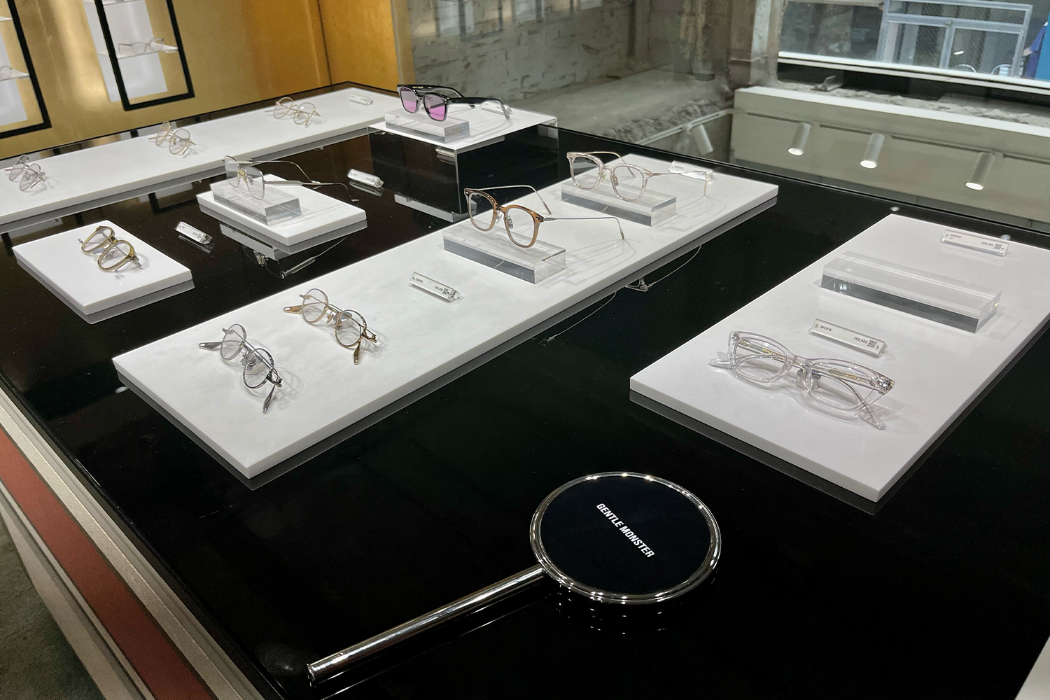 Gentle Monster品牌商品的展示， Jennie代言的風格吸引時尚達人。