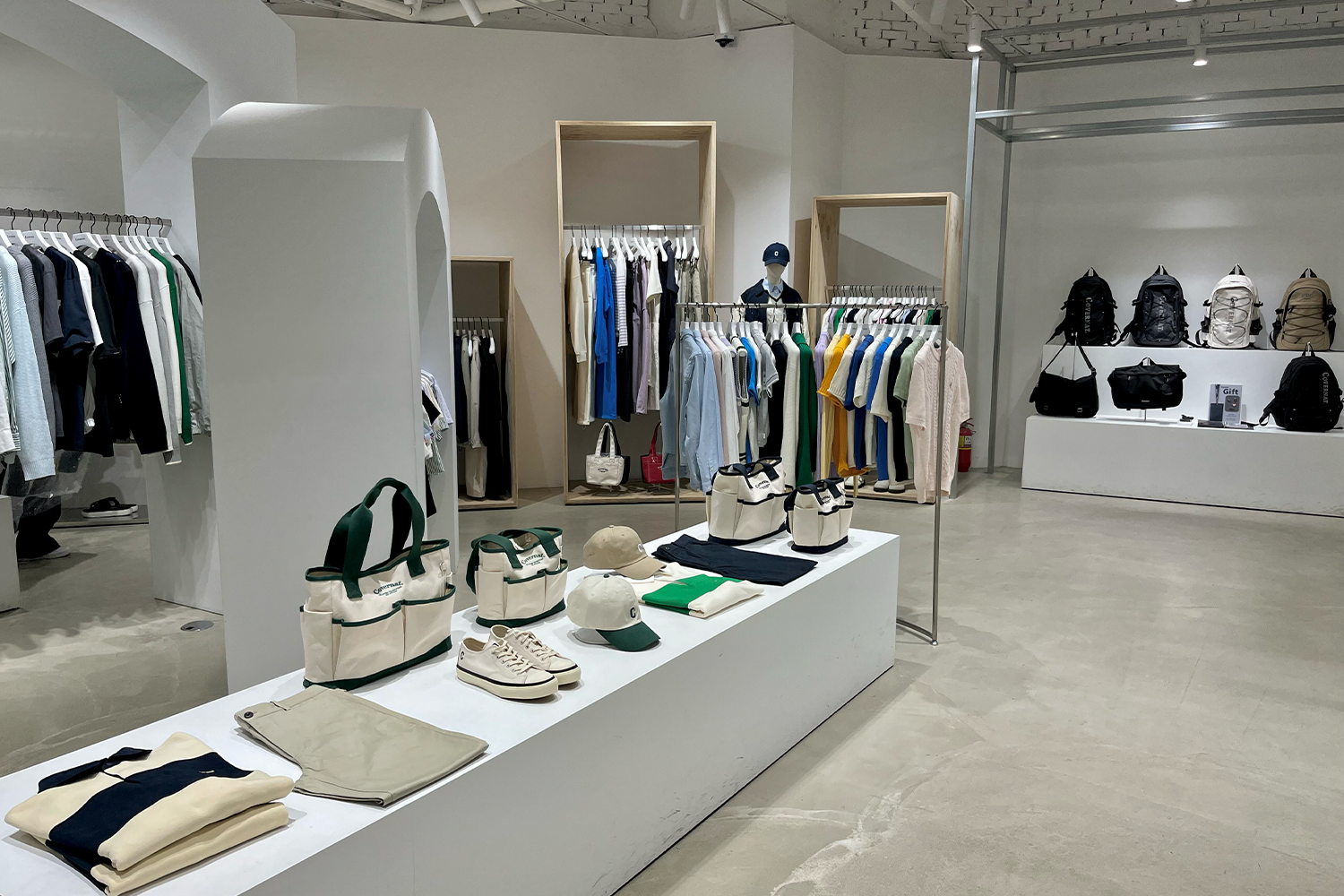 Fallett店內展示著各式時尚單品，包括背心和襯衫，琳瑯滿目。