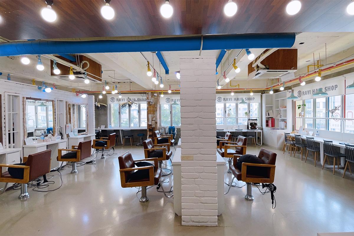 ร้านทำผม RAVI HAIR มีที่นั่งและโซนสไตลิ่งหลากหลายที่พร้อมให้บริการลูกค้า