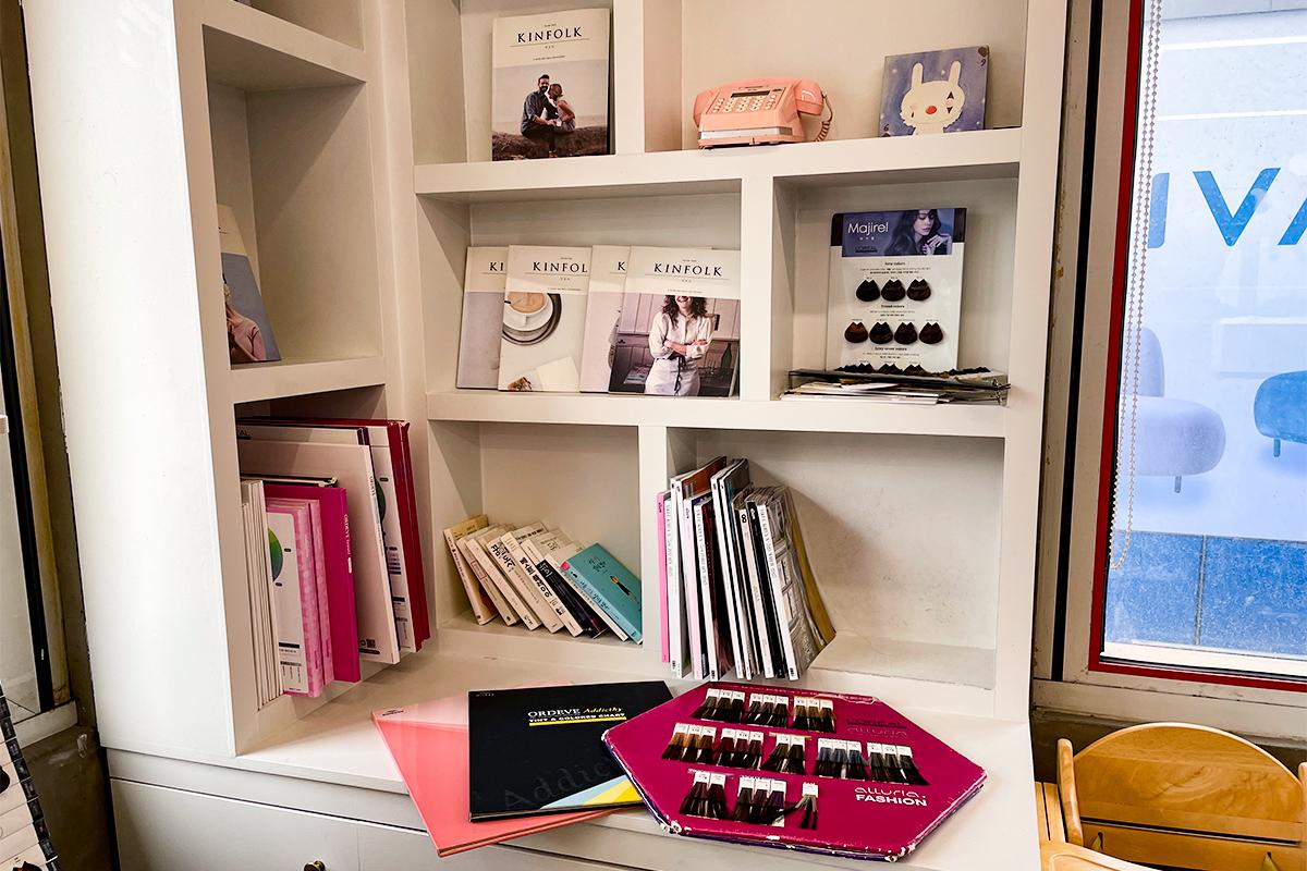 เก้าอี้หมอนวดและอ่างล้างในพื้นที่บริการซักและดูแลผมในร้าน RAVI HAIR