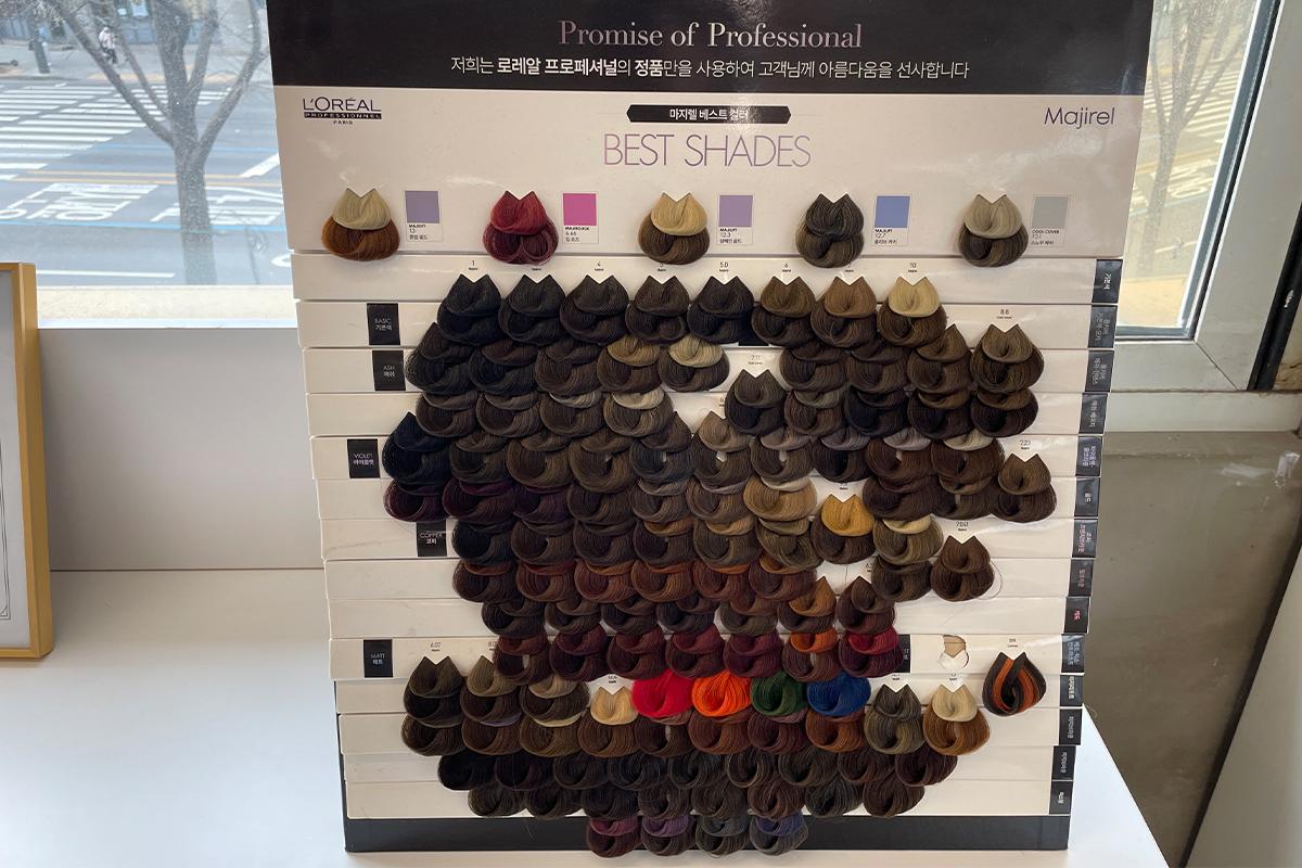 ชั้นวางหนังสือและแค็ตตาล็อกภายในร้านเสริมสวย RAVI HAIR เพื่อให้ลูกค้าได้เลือกศึกษาและดูรายละเอียดต่างๆ