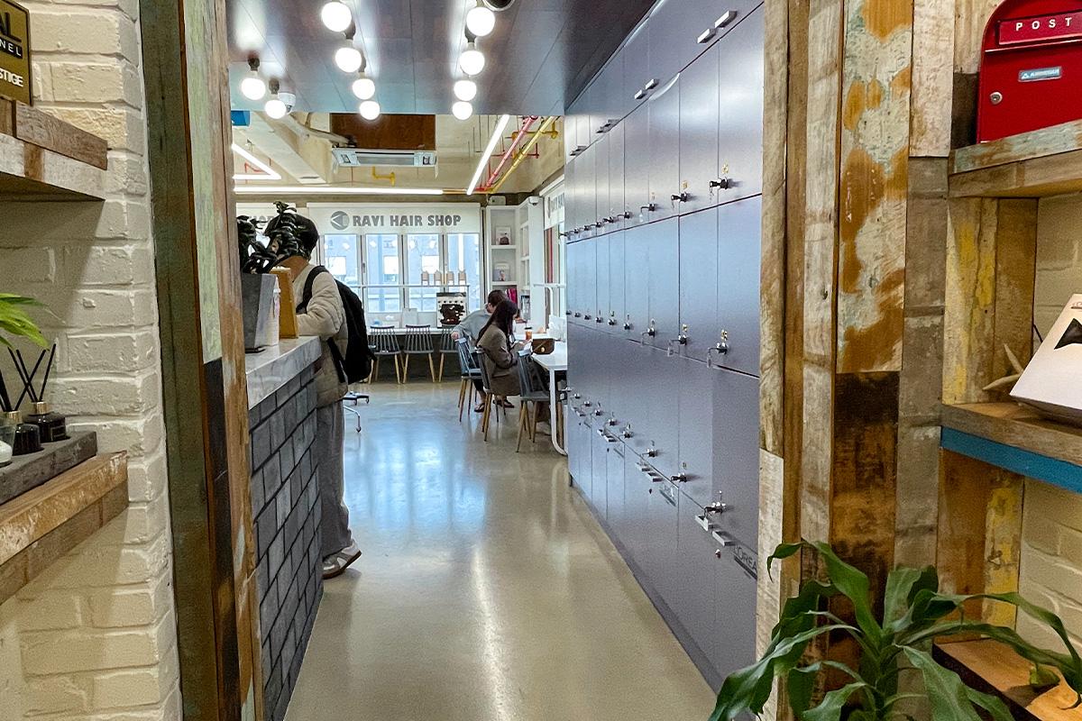 ภายในร้าน RAVI HAIR ฮับย็อง จุดไฮไลท์คือป้ายร้านและการตกแต่งภายในที่ดูอบอุ่นและสบายตา