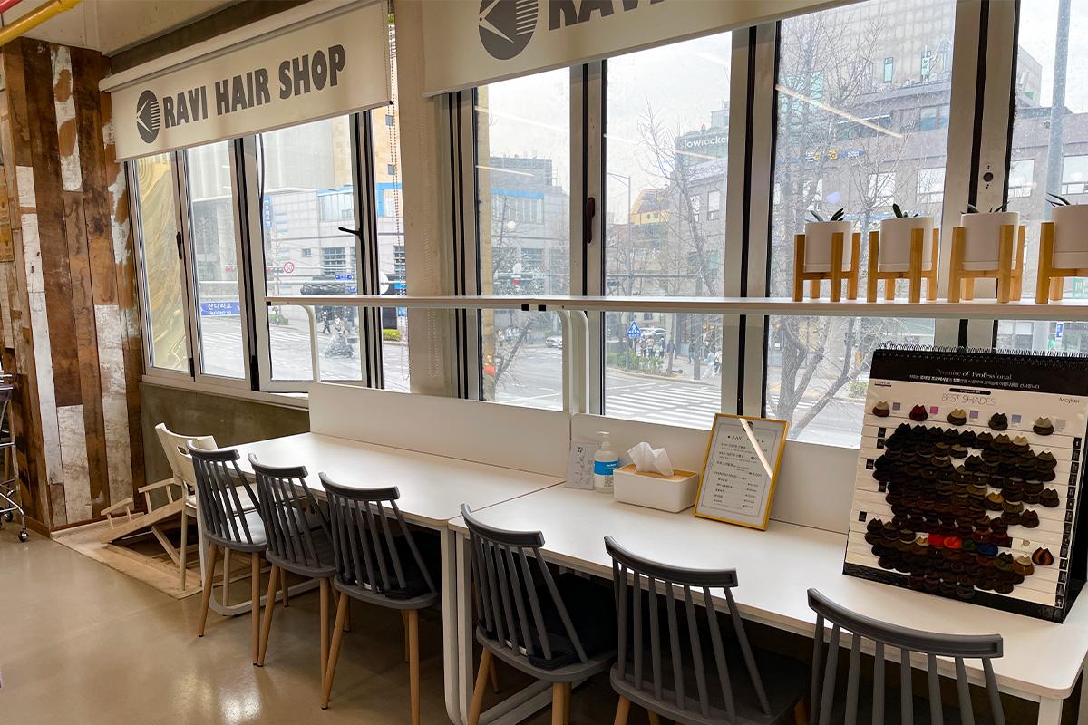 แผนภูมิสีผมแสดงเฉดสีต่างๆ ภายในร้าน RAVI HAIR เพื่อช่วยลูกค้าตัดสินใจเลือกรับบริการทำสี