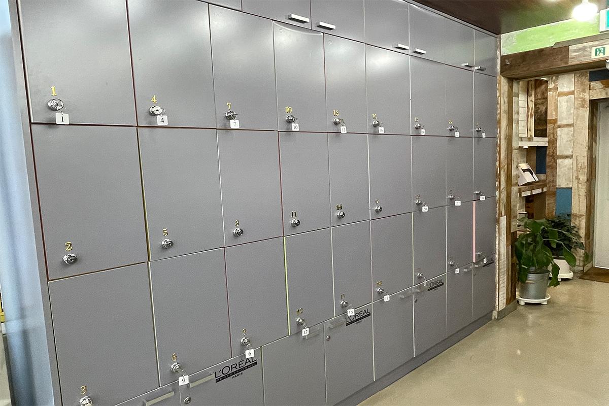 ตู้ฝากของภายในร้าน RAVI HAIR มีประตูล็อกเก็ตหลายช่องเพื่อความสะดวกของลูกค้า