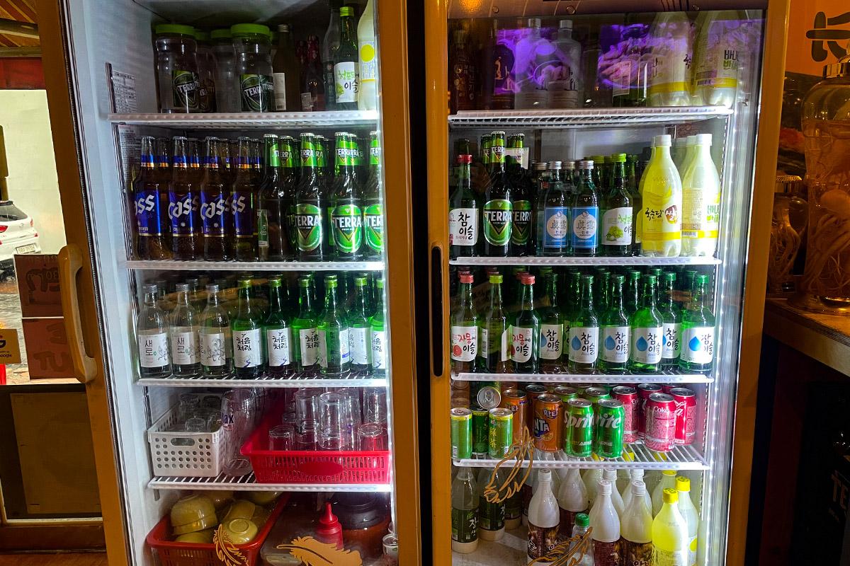 长今煎家的冰箱，装满各种韩国酒类，是煎饼与米酒的完美搭配。