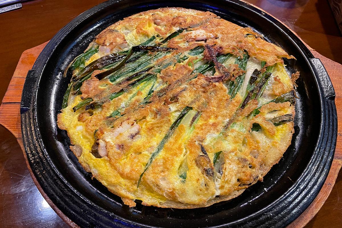 韩式海鲜葱饼，长今煎家的招牌菜之一，外脆内软。