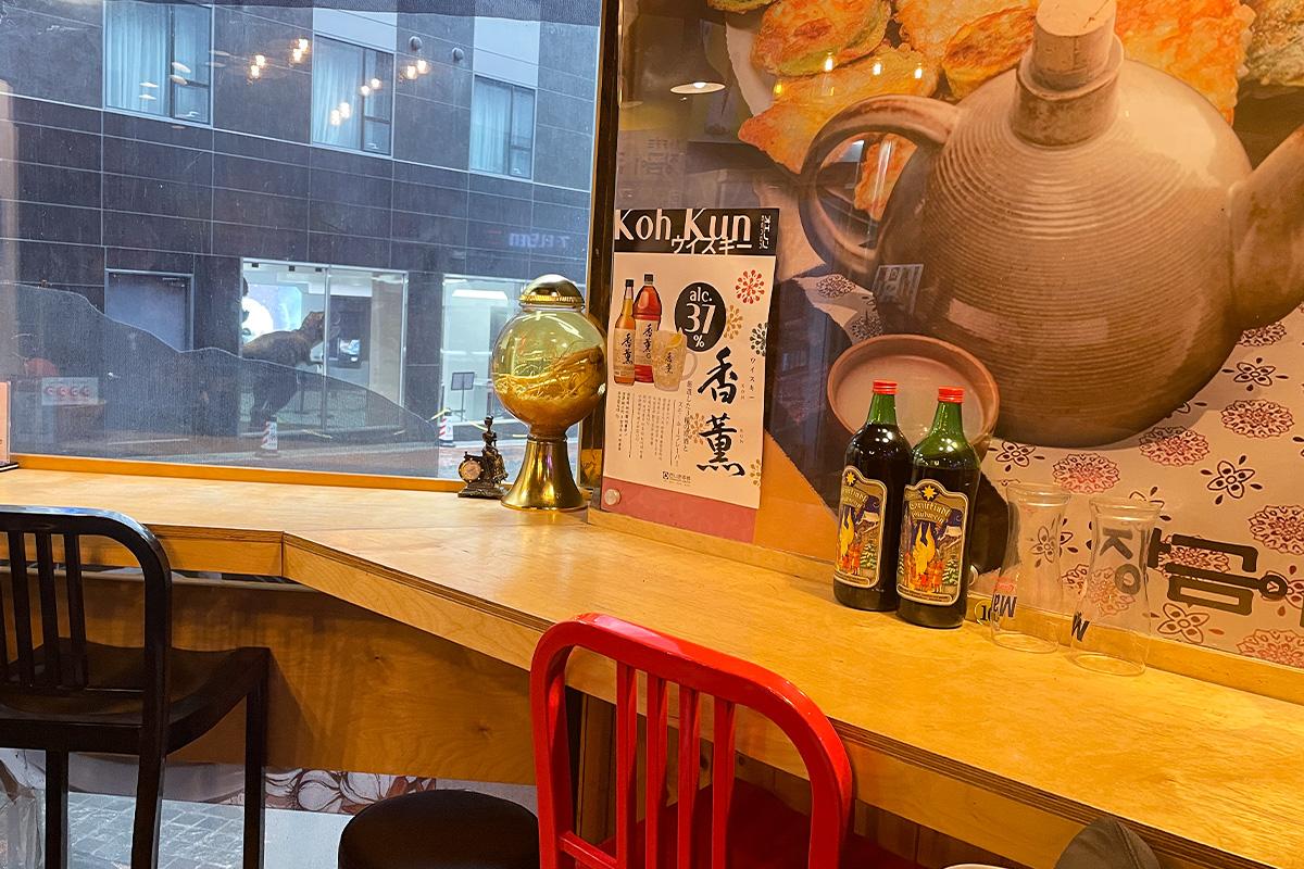 明洞长今煎家窗边的座位，享受韩国煎饼和米酒的最佳位置。