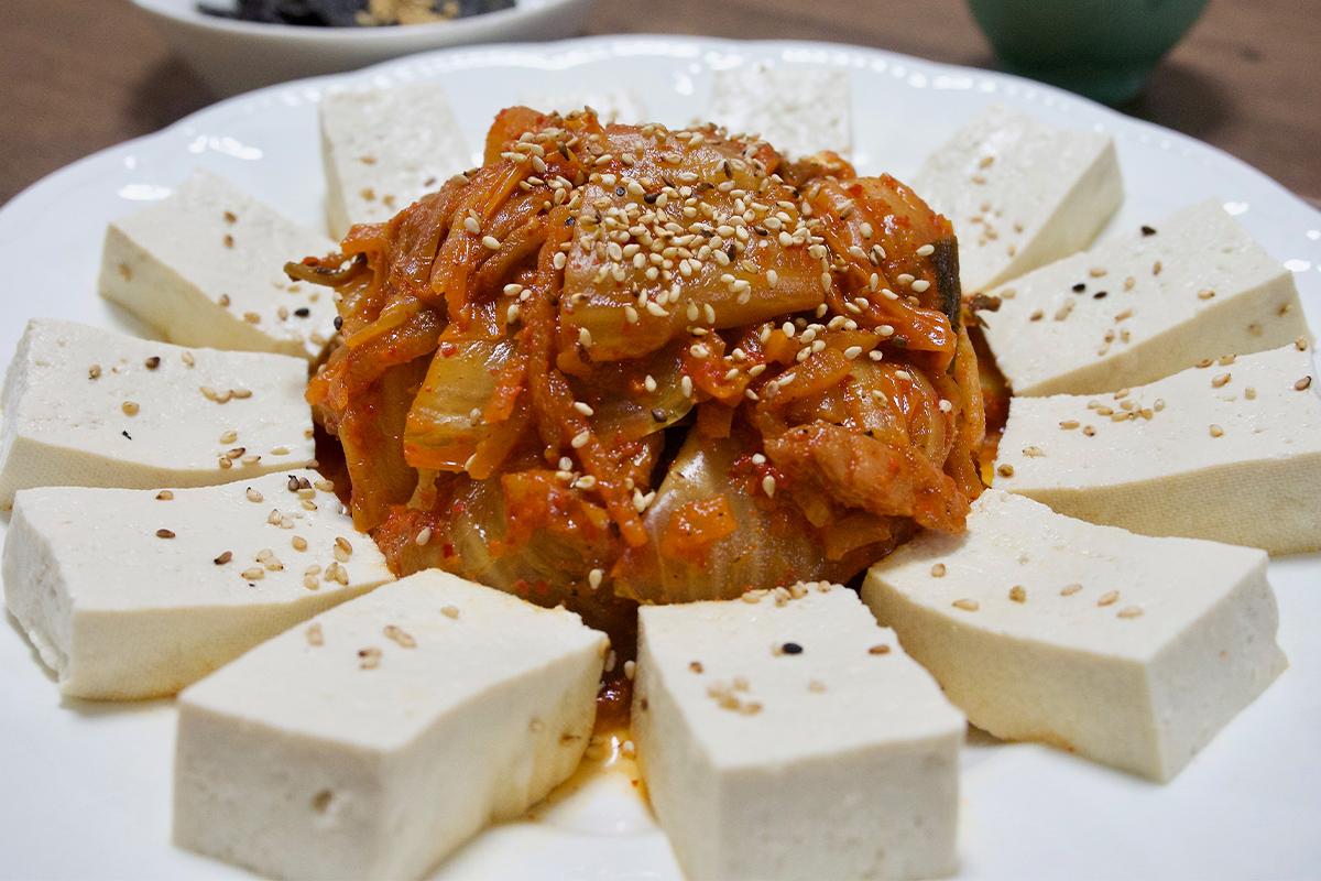 泡菜炒猪肉配豆腐，韩国传统料理组合，由长今煎家提供。
