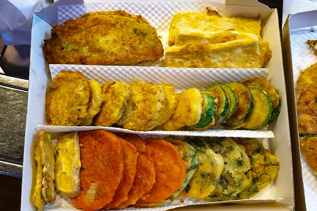 长今煎家的丰富煎饼拼盘，用于外卖，适合外带分享。