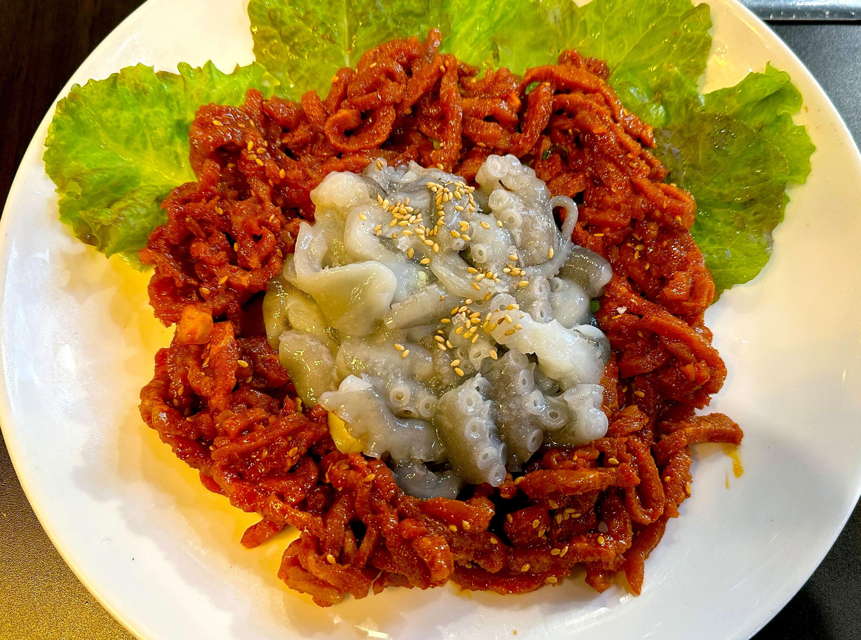 明洞 長今煎家 韓式生拌牛肉與活章魚,呈現美食的韓國風情