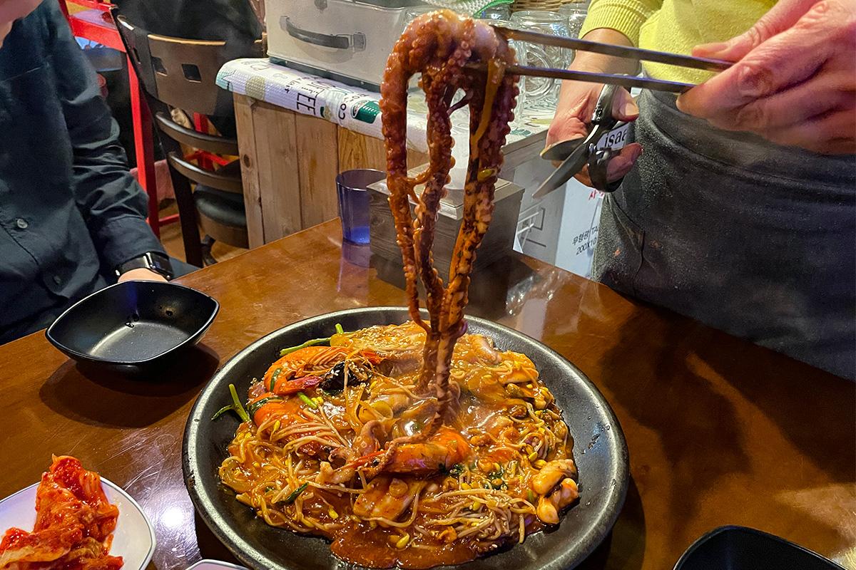 韩国传统辣炒海鲜，摆盘精美，显示长今煎家的用心制作。