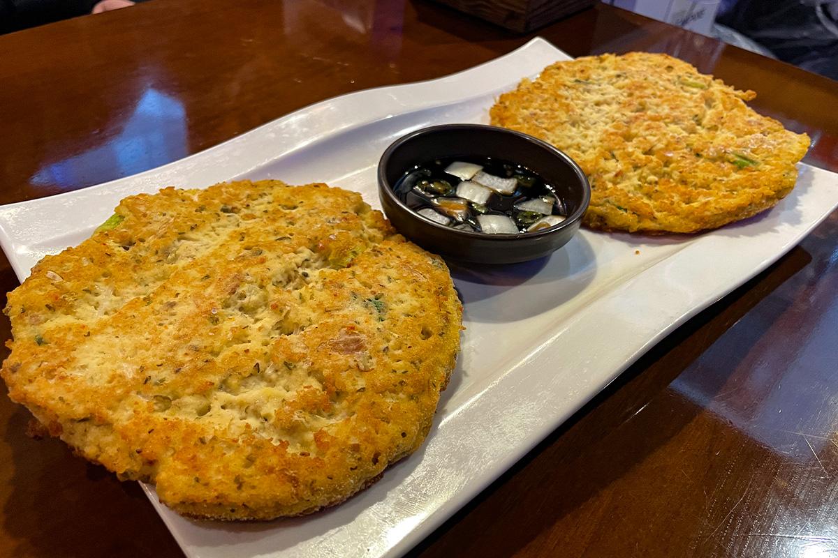 明洞长今煎家绿豆煎饼，以传统方式制作，口感厚实。