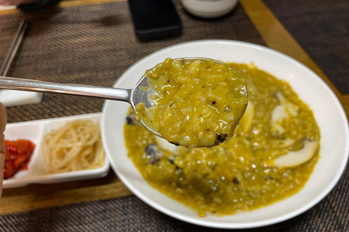 粥中加入鸡蛋和海苔粉，香气浓厚，口感更醇厚，是瑞源粥店的特色吃法。