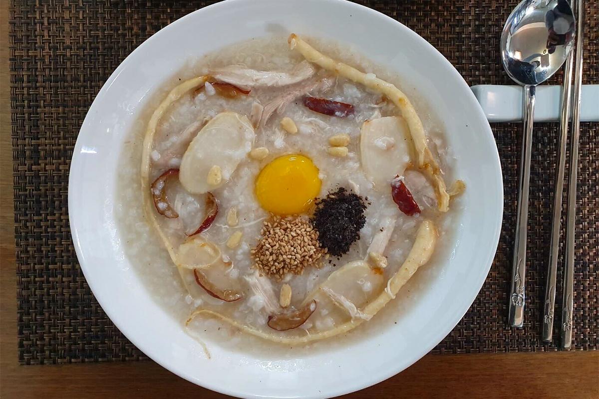 瑞源粥店人参鸡粥，以韩医食疗为主，汇聚强身健体的营养，便于人体吸收。