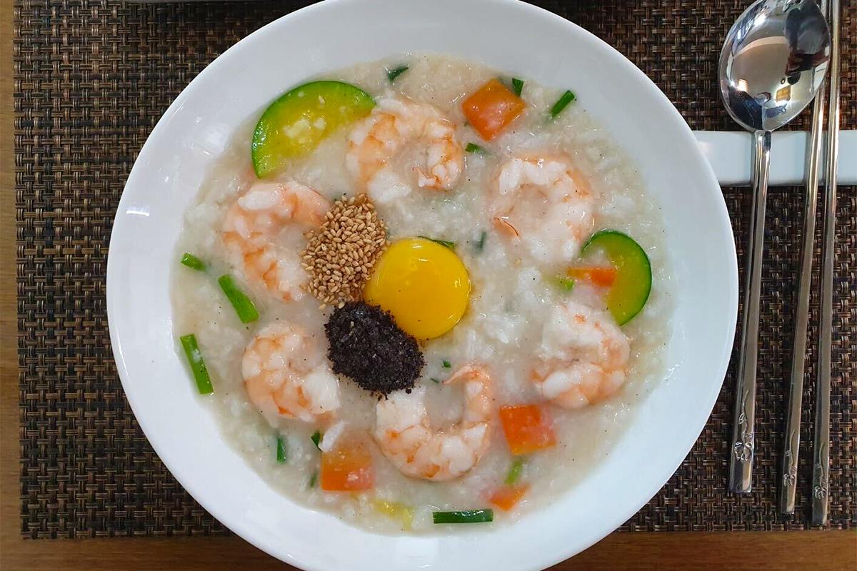 瑞源粥店的明洞特色虾仁粥，采用新鲜虾仁，味道饱满而鲜美。