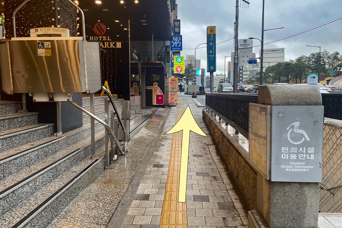 首尔地铁明洞站9号出口，瑞源粥店显著标识指引，轻松探索美味明洞粥品。