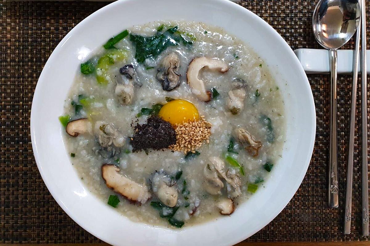 瑞源粥店香菇鲜蚵粥，采用当天捕捞的新鲜蚵料理，口味独特卫生。