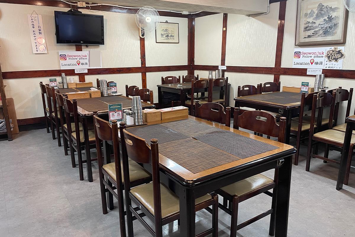 瑞源粥店的室内氛围，整洁舒适，为顾客提供愉快的韩式粥料理体验。