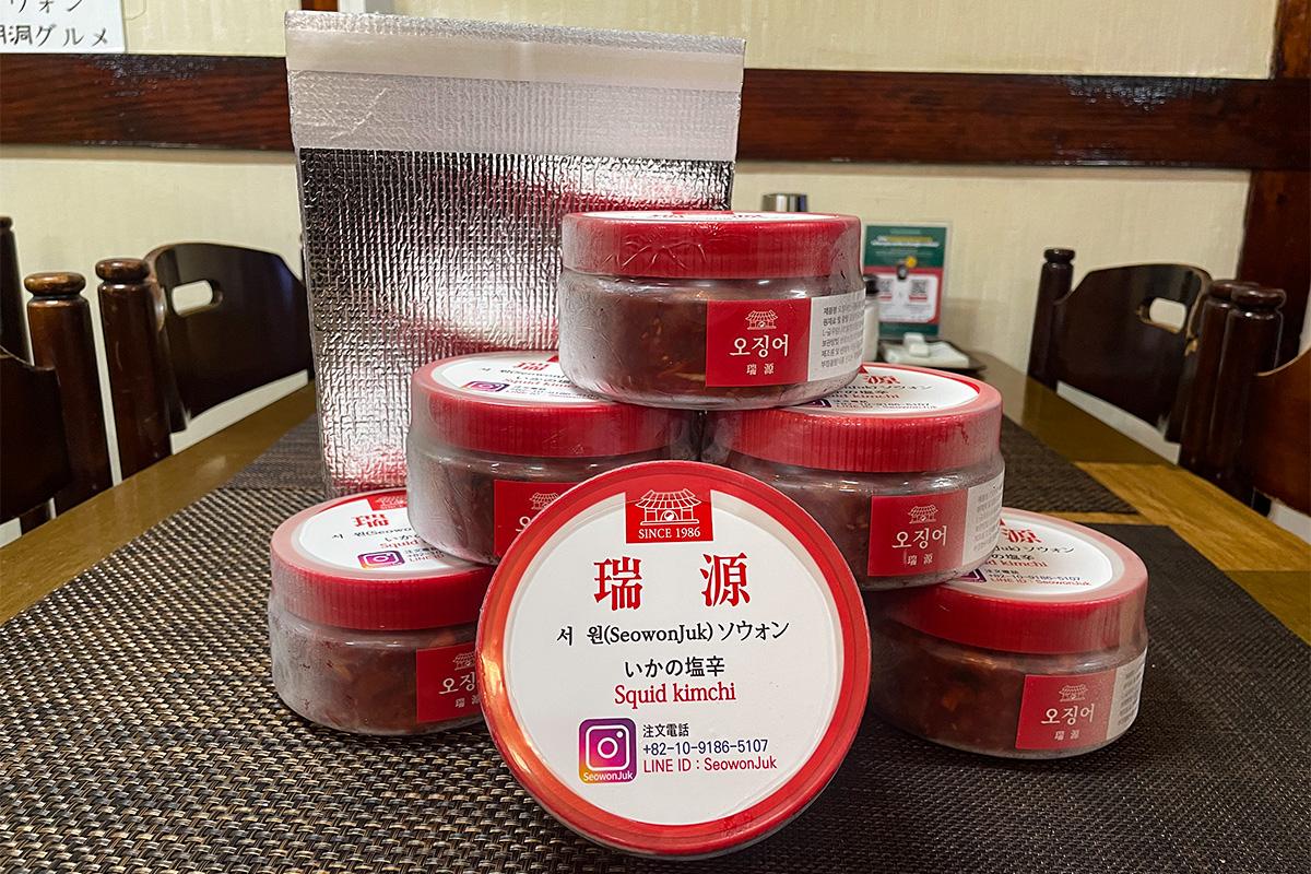 瑞源粥店店内挂菜单，手工鱿鱼酱与鲍鱼粥料理包均有推荐。