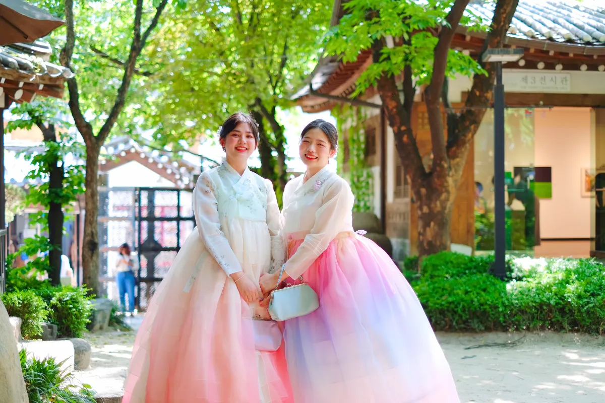 Du khách chụp ảnh mặc hanbok truyền thống tại Gyeongbokgung, Seoul, Hàn Quốc.