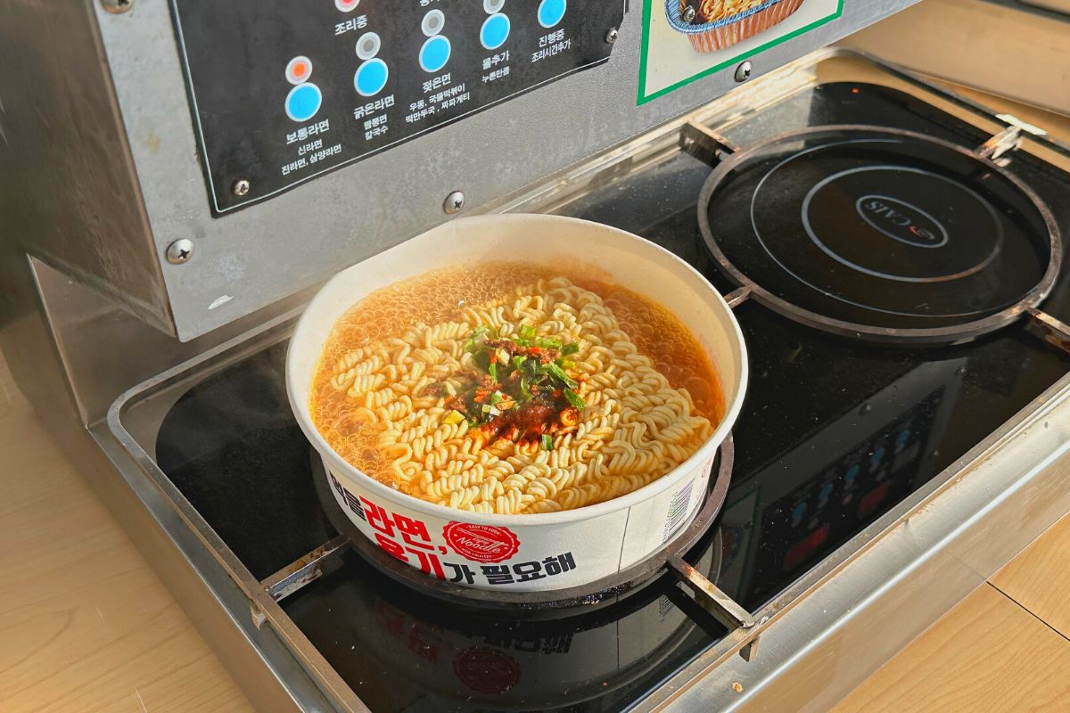 漢江、ハンガン、漢江公園、韓国旅行、ピクニック、韓国公園、韓国コンビニ、コンビニ商品、チキン、デリバリー、出前、ラーメン、漢江ラーメン