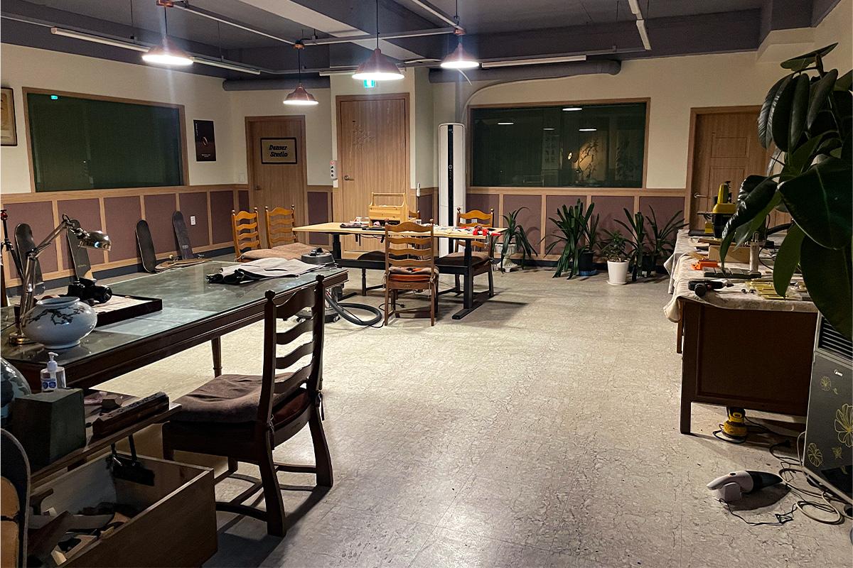 Interior del taller de anillos de madera de Wetwood Studio