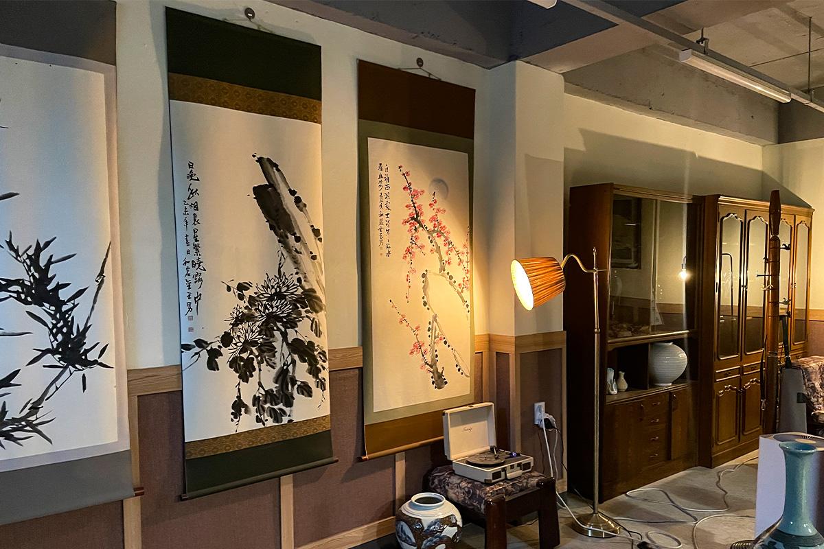 Wetwood Studio 内的古典风格展示区，墙上挂有传统中式画卷，营造出复古氛围。