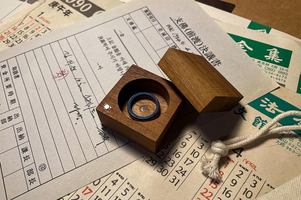 在Wetwood Studio 制作的木戒指，戴在手指上，供情侣间特别拍摄，象征浪漫承诺。