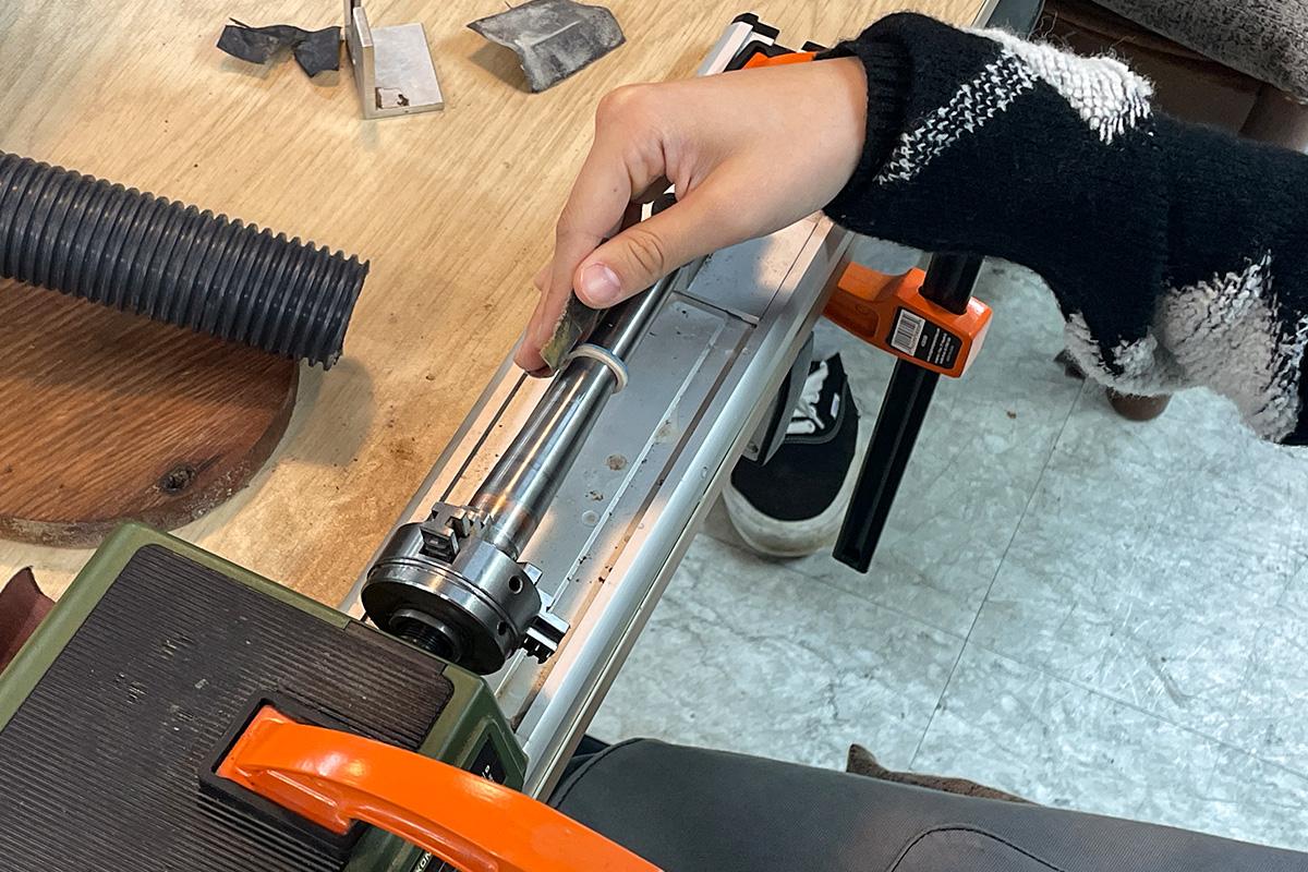 顾客在Wetwood Studio 使用砂纸细致打磨木戒指，确保饰品的完美外观。