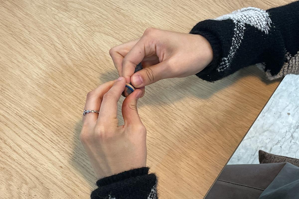 在Wetwood Studio 的木戒指DIY制作过程中，顾客与工作人员协力完成细节抛光工作。