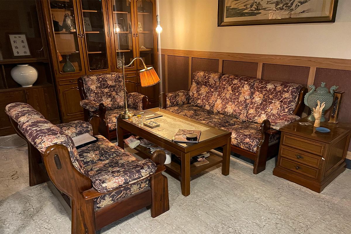 Wetwood Studio 内的复古家具摆设，其中包括长方形的木制茶几和花纹沙发，营造温馨舒适的氛围。