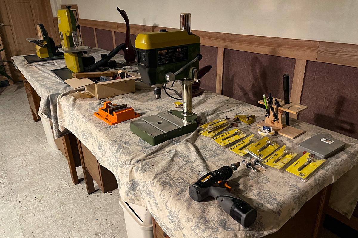 Wetwood Studio 的工具展示区，摆放着多种木工工具和设备，准备用于木戒指的制作过程。