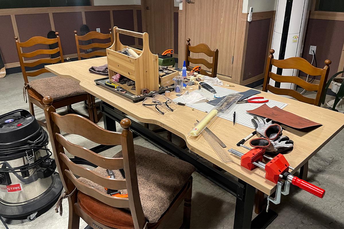 用于Woodwood Studio 的木戒指DIY工作坊的工具桌，上面摆放有各种工具和材料。