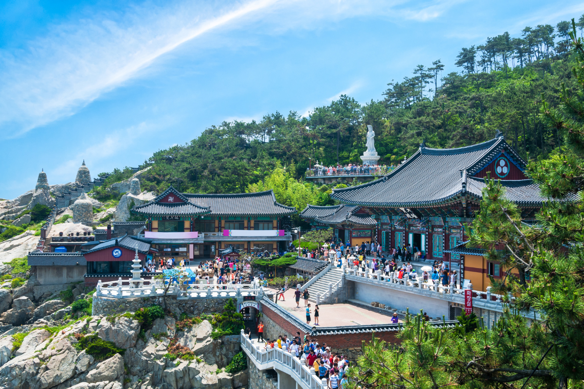 Chùa Haedong Yonggungsa ven biển ở busan 